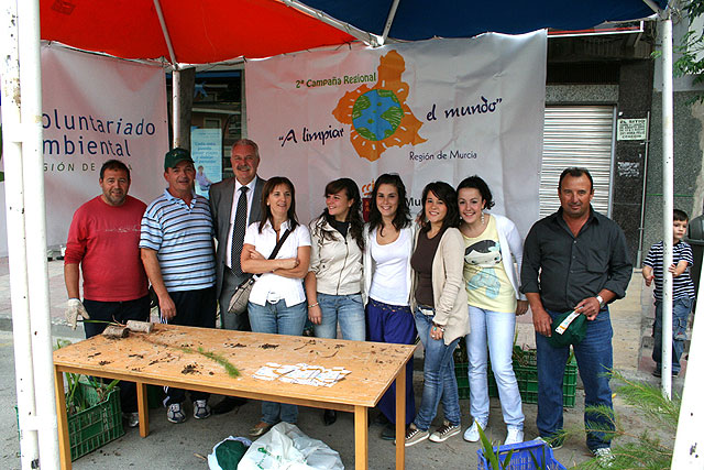 El Ayuntamiento reparte a los ciudadanos mil plantones de pino y palmito - 2, Foto 2