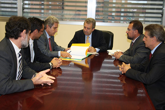 El consejero de Agricultura y Agua, Antonio Cerdá,y el presidente de la Fundación para el Estudio y la Defensa de la Naturaleza y la Caza (FEDENCA), Andrés Gutiérrez (3 i), firmaron hoy un protocolo de intenciones para preservar la pureza genética de la perdiz roja., Foto 1