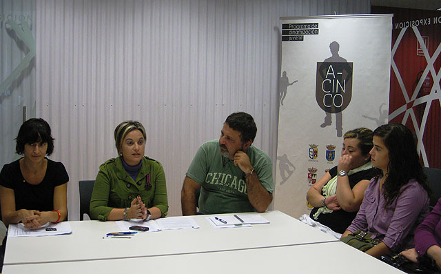 La directora del Instituto de la Juventud de la Región, Verónica López, durante el encuentro con los responsables del programa de dinamización juvenil ‘A menos cinco’, Foto 1