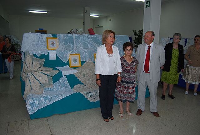 Se inaugura la exposicin de Trabajos Manuales y Artesana de la Asociacin Cultural San Lzaro, Foto 2