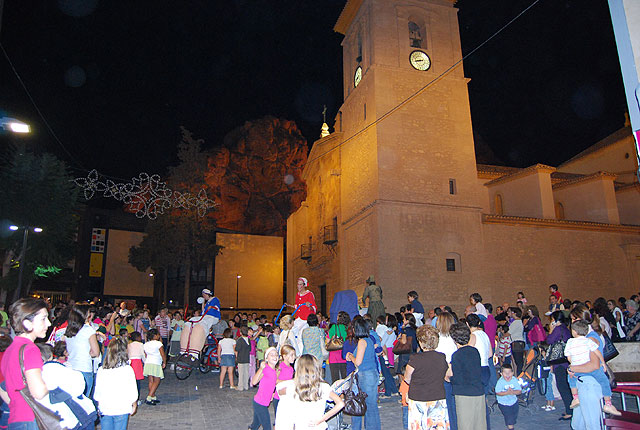 El espectculo “La Gran Familia” recorri las calles de la localidad, Foto 1