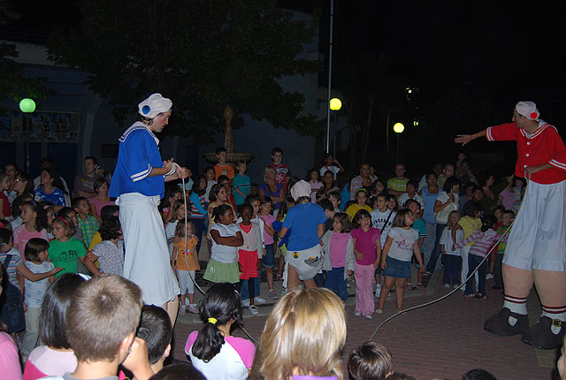 El espectculo “La Gran Familia” recorri las calles de la localidad, Foto 2