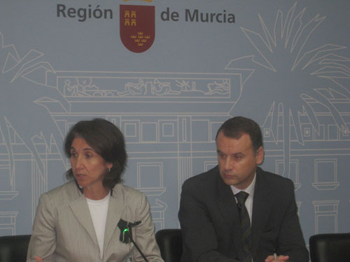 La consejera de Economía y Hacienda, Inmaculada García, junto al director general de Tributos y Financiación Autonómica, Miguel Ángel Blanes, durante la rueda de prensa sobre los Presupuestos Generales del Estado / CARM, Foto 1