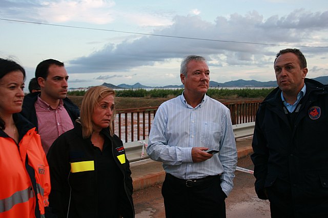 El presidente de la Comunidad, Ramón Luis Valcárcel, y la consejera de Presidencia y Administraciones Públicas, María Pedro Reverte, se desplazaron esta tarde al municipio de Los Alcázares para coordinar las actuaciones de emergencia desplegadas y conocer de primera mano las consecuencias de las lluvias. En la imagen, acompañados por la alcaldesa de Los Alcázares, Encarnación Gil; el director general de Emergencias de la Comunidad, Luis Gestoso, y el concejal de Seguridad Ciudadana del Ayuntamiento de Cartagena, Javier Herrero, Foto 1