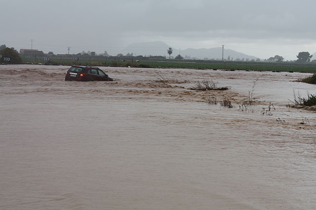 Miembros de la Policia Local de Torre-Pacheco rescatan a un conductor - 1, Foto 1