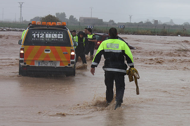 Miembros de la Policia Local de Torre-Pacheco rescatan a un conductor - 2, Foto 2