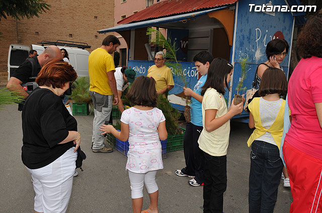 Se reparten 1.000 ejemplares de pino durante la tercera campaña regional 