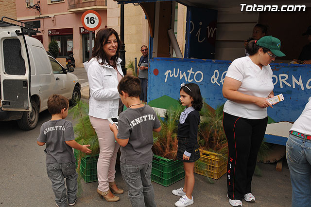 Se reparten 1.000 ejemplares de pino durante la tercera campaña regional 