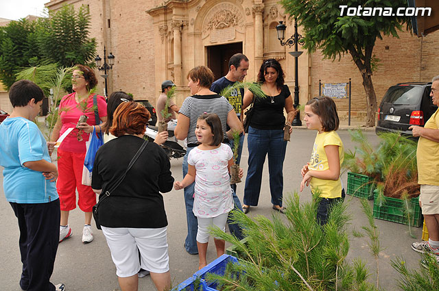 Se reparten 1.000 ejemplares de pino durante la tercera campaña regional 