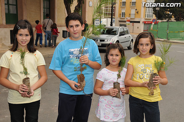 Se reparten 1.000 ejemplares de pino durante la tercera campaña regional 