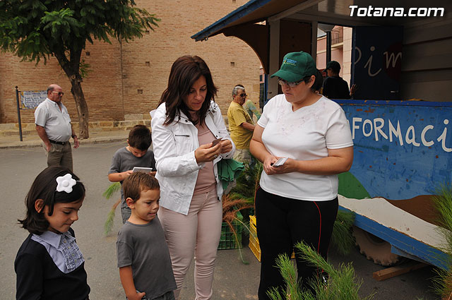 Se reparten 1.000 ejemplares de pino durante la tercera campaña regional 