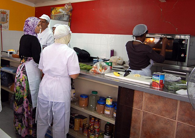 Lorquí está impartiendo un curso gratuito de cocina para inmigrantes - 1, Foto 1