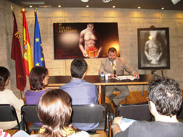 El director general de Comercio y Artesanía, Julio José Lorenzo, presenta el IX ‘Día del Artesano’, Foto 1
