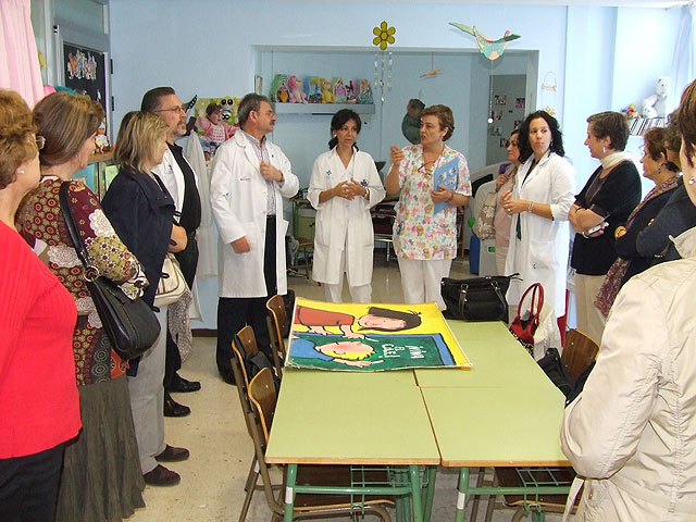El gerente del Hospital Universitario Santa María del Rosell de Cartagena, Manuel Ángel Moreno (en el centro), acompañó hoy a las profesoras del Hospital Universitario de Oviedo, Ramón y Cajal de Madrid y Vall d´Hebron de Barcelona en la visita que realizaron por  las aulas hospitalarias del centro sanitario, Foto 1