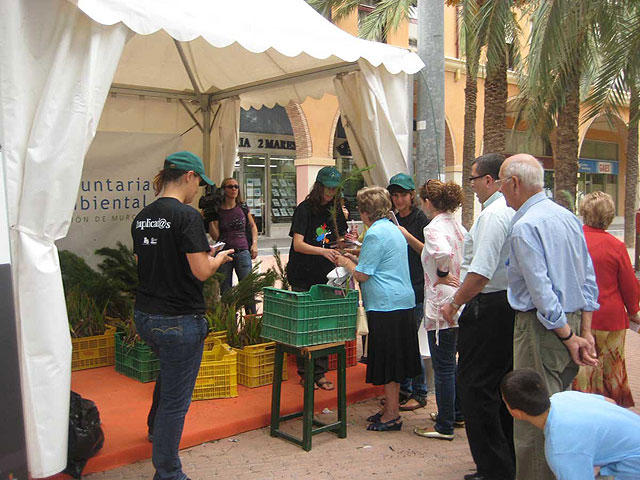 Medio Ambiente regala 1.500 plantones en la Plaza Juan XIII - 2, Foto 2