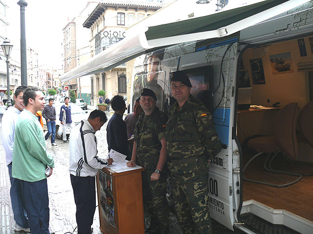 Un equipo de profesionales del Ejército de Tierra está  llevando a cabo una campaña de información en Jumilla - 1, Foto 1
