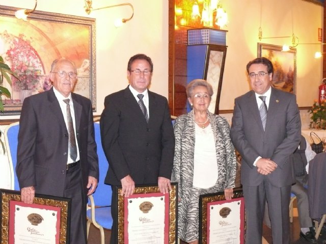 Los premiados en la V Gala del Comercio Jumillano estuvieron arropados por sus familias y amigos - 1, Foto 1