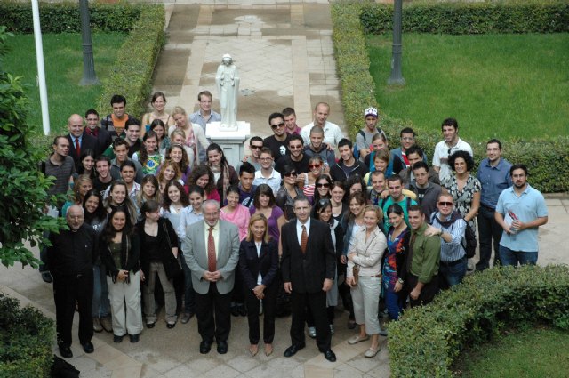 Los alumnos, junto al Presidente de la UCAM, la rectora, el Vicerrector de Relaciones Internacionales y personal de la Univervisad, Foto 1
