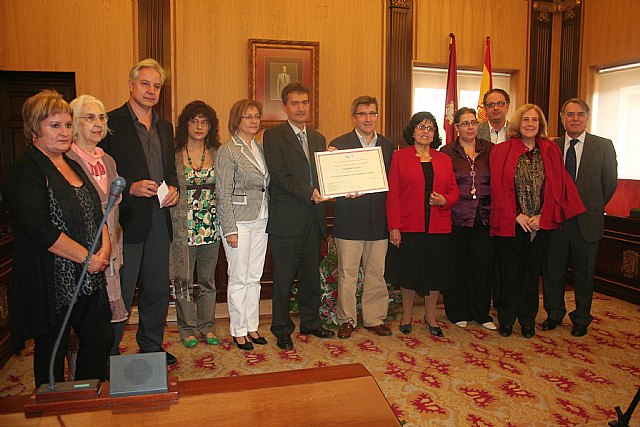 Salón de Plenos del Ayuntamiento de León con los representantes institucionales y miembros de la representación del Filandón, Foto 1