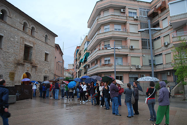 César Candel califica de “tercermundista” a la concejalía de Cultura por las interminables colas bajo la lluvia para apuntarse a los talleres - 1, Foto 1