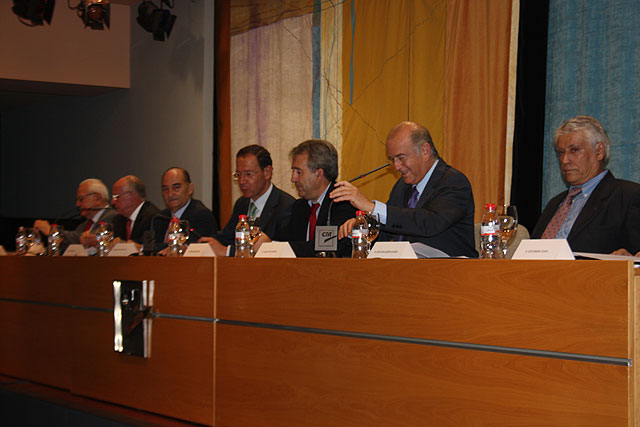 El consejero de Agricultura y Agua, Antonio Cerdá, participó hoy en el acto de apertura de la sesión 'Ronda del Agua', organizada por el Colegio de Ingenieros de Caminos, Canales y Puertos, Foro del Agua y World Council of Civil Engineers, Foto 1