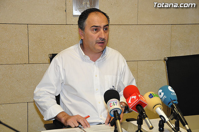 El portavoz del equipo de Gobierno, José Antonio Valverde Reina, dio cuenta de los acuerdos adoptados en Junta de Gobierno y de la actualidad política, Foto 1