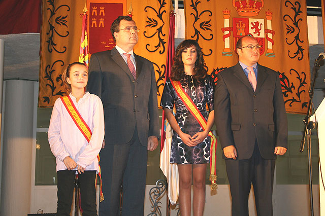 El consejero de Obras Públicas y Ordenación del Territorio, José Ballesta, y el alcalde de Puerto Lumbreras, Pedro Antonio Sánchez, junto a las reinas infantil y juvenil del municipio de este año, Foto 2