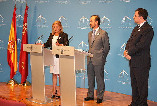 La portavoz del Gobierno regional, María Pedro Reverte, junto a los consejeros de Universidades, Empresa e Investigación, Salvador Marín, y de Obras Públicas y Ordenación del Territorio, José Ballesta, Foto 1