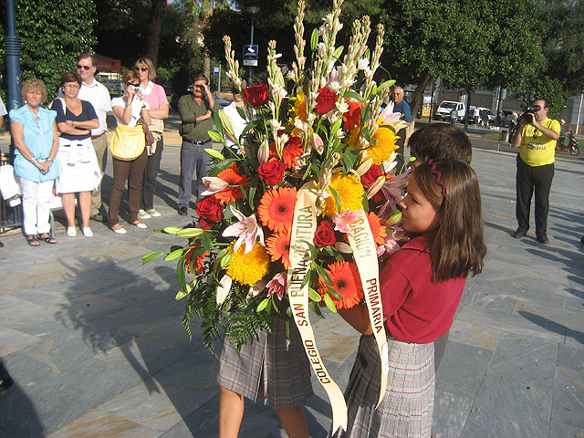 El Alcalde acompaña a los alumnos del colegio San Buenaventura durante la ofrenda a San Francisco de Asís - 2, Foto 2