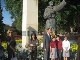 El Alcalde acompaña a los alumnos del colegio San Buenaventura durante la ofrenda a San Francisco de Ass