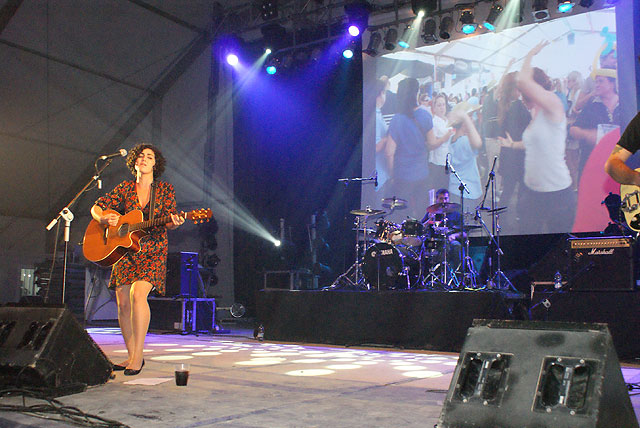 La artista lumbrerense Miriam García presentó su nuevo disco bajo el nomrbe Menta Bowles, Foto 1