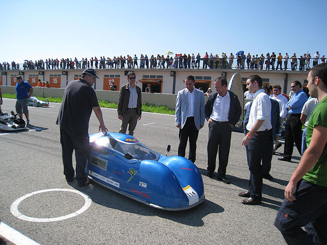 El consejero de Universidades, Empresa e Investigación, Salvador Marín,  junto al prototipo de la Universidad de Murcia 'Salzillo II', Foto 1
