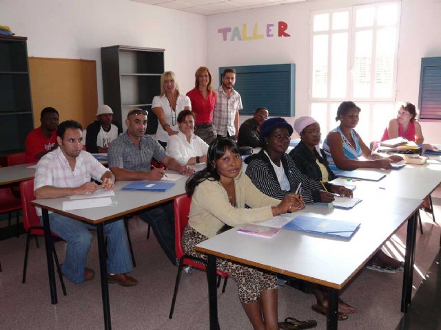 Desde hoy en funcionamiento el curso de iniciación del castellano para inmigrantes - 1, Foto 1