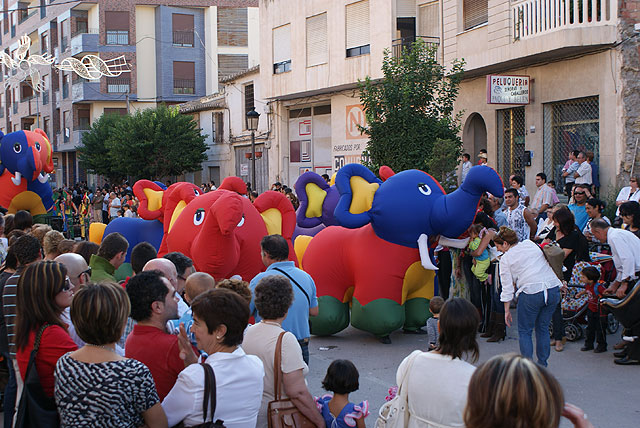 Luz y color con el tradicional Desfile de Puerto Lumbreras en el que han participado más de una treintena de carrozas y comparsas - 4, Foto 4