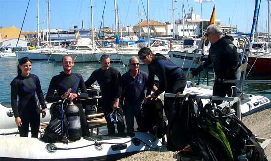 En la imagen, el periodista inglés, junto con personal especializado de la Región, tras realizar un descenso en la reserva marina de Islas Hormigas. , Foto 1