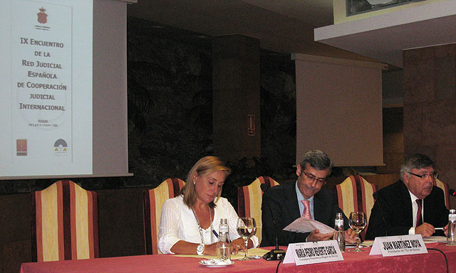 La consejera de Presidencia y Administraciones Públicas, María Pedro Reverte, junto al presidente del Tribunal Superior de Justicia de Murcia, Juan Martínez Moya, y el vocal del Consejo General del Poder Judicial, Miguel Carmona Ruano, Foto 1