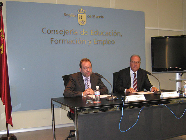 El consejero de Educación, Formación y Empleo, Constantino Sotoca, y el director regional de El Corte Inglés, José Dasí, Foto 1
