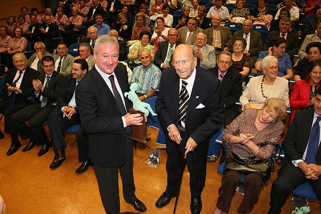 El presidente entrega a Carlos Valcárcel el premio ‘Mayor del Año’ como reconocimiento a su trayectoria profesional y cultural - 1, Foto 1