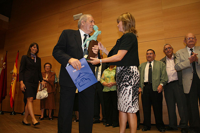El presidente entrega a Carlos Valcárcel el premio ‘Mayor del Año’ como reconocimiento a su trayectoria profesional y cultural - 2, Foto 2