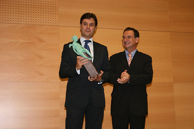 El presidente entrega a Carlos Valcárcel el premio ‘Mayor del Año’ como reconocimiento a su trayectoria profesional y cultural - 3, Foto 3