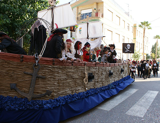 Luz y color con el tradicional Desfile de Puerto Lumbreras en el que han participado ms de una treintena de carrozas y comparsas - 1