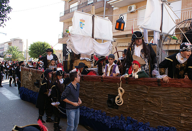 Luz y color con el tradicional Desfile de Puerto Lumbreras en el que han participado ms de una treintena de carrozas y comparsas - 2
