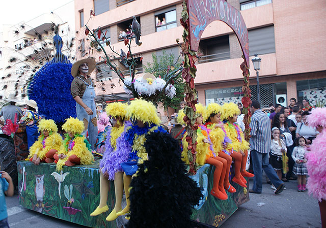 Luz y color con el tradicional Desfile de Puerto Lumbreras en el que han participado ms de una treintena de carrozas y comparsas - 3