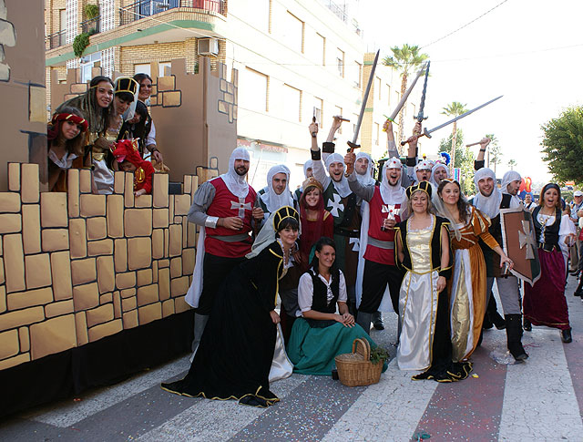 Luz y color con el tradicional Desfile de Puerto Lumbreras en el que han participado ms de una treintena de carrozas y comparsas - 4