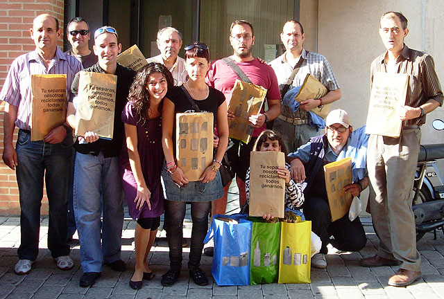 Los usuarios del Servicio Municipal de Apoyo Psicosocial se suma a la campaña de reciclaje Tribolsa, Foto 1