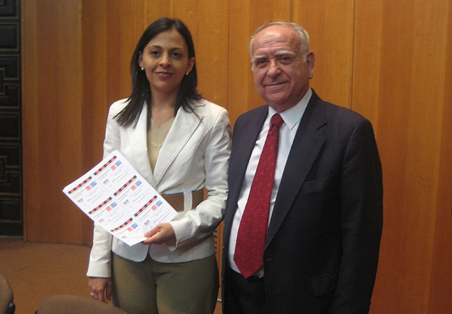 En la imagen, la concejal Barnuevo, junto a Octavio de Juan, presidente de Pro-Música, Foto 1