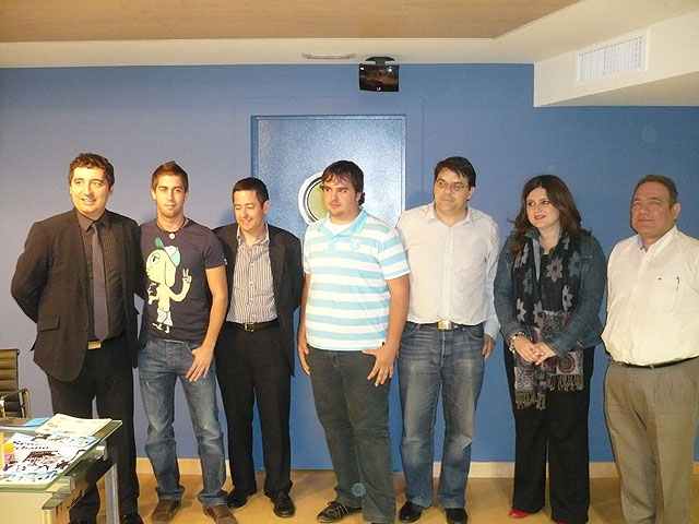 El consejero de Cultura y Turismo, Pedro Alberto Cruz (1i), y el director general de Bellas Artes y Bienes Culturales, Enrique Ujaldón(3i), acompañados por algunos de los directores de los museos  de la Red Regional y los integrantes del grupo murciano 'Sentimiento Urbano' que presentará su disco en el Museo Arqueológico el próximo viernes, Foto 1