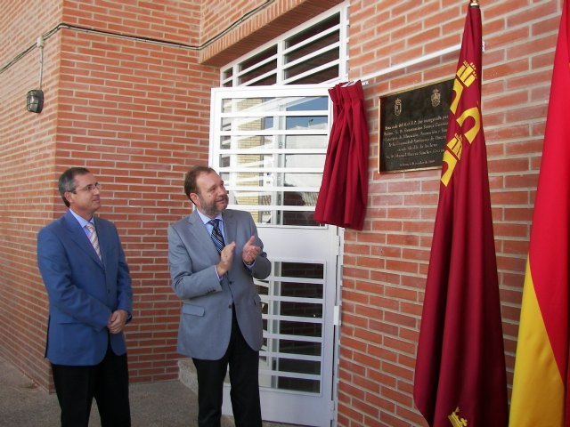 El consejero de Educación, Formación y Empleo, Constantino Sotoca, acompañado del alcalde de Archena, Manuel Marcos Sánchez, durante la inauguración de la sede del equipo de orientación pedagógica de Archena, que dará servicio a 32 centros educativos de la comarca, Foto 1