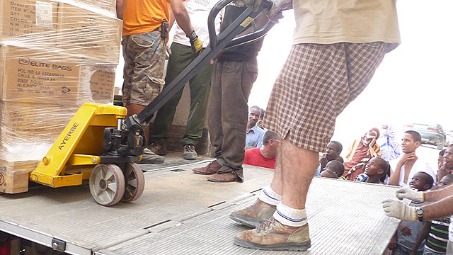 En Ruta Solidaria 2009. 04 octubre. Descarga en Nouakchott - 7