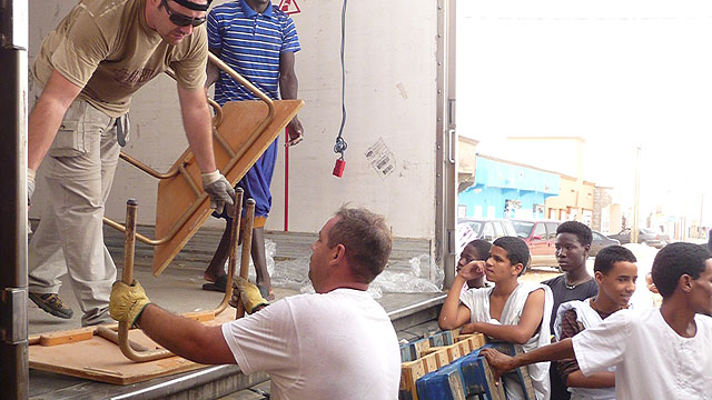 En Ruta Solidaria 2009. 04 octubre. Descarga en Nouakchott - 8